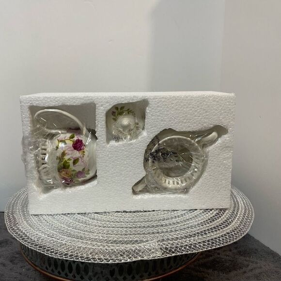 Royal Albert Pierced Cream and Sugar Set Old Country Roses NWT - Picture 14 of 16